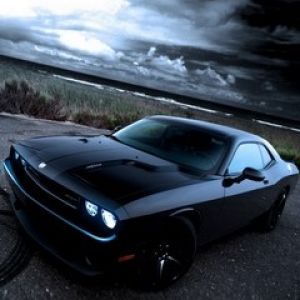 Czarny Dodge Challenger