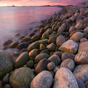 Spokojny zachód słońca nad skalistym brzegiem