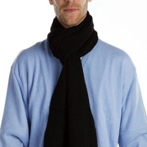 Stylowy Mężczyzna z Szalikiem