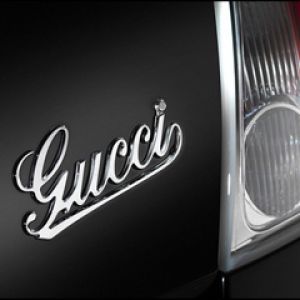 Logo Gucci na Samochodzie