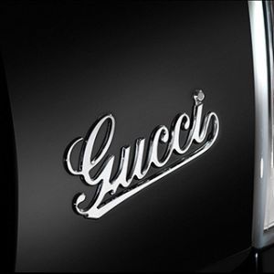 Logo Gucci na luksusowym samochodzie