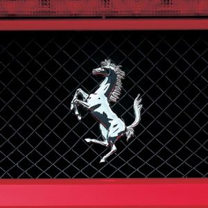 Logo Ferrari na czerwonym tle