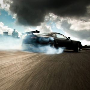 Czarny samochód sportowy driftujący
