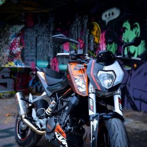 Stylowy Motocykl w Miejskim Graffiti
