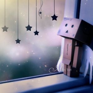 Urocza Figurka Danbo przy Oknie