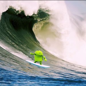 Android surfer na fali
