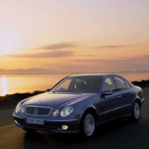 Samochód Mercedes o zachodzie słońca