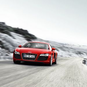 Czerwone Audi R8 na Malowniczej Drodze