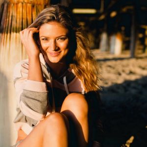 Uśmiechnięta Dziewczyna na Plaży