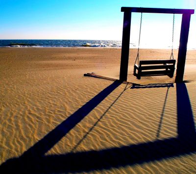 Huśtawka na plaży o zachodzie słońca