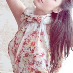 Elegancka Modelka w Kwiatowej Sukience