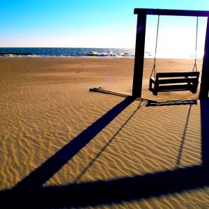 Huśtawka na Plaży przy Zachodzie Słońca