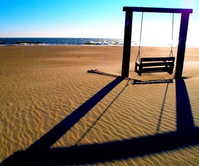 Huśtawka na Plaży przy Zachodzie Słońca