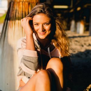 Uśmiechnięta Dziewczyna na Plaży
