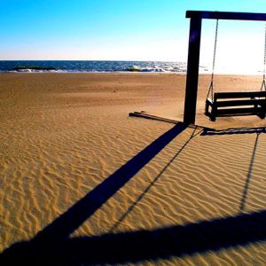 Huśtawka na Plaży przy Zachodzie Słońca