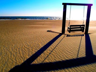 Huśtawka na Plaży przy Zachodzie Słońca