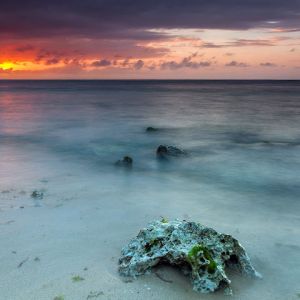 Spokojny Zachód Słońca nad Oceanem