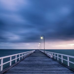 Spokojne Molo nad Oceanem o Zmierzchu
