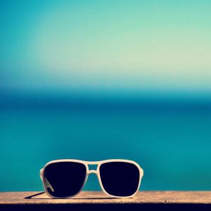Stylowe okulary przeciwsłoneczne nad oceanem