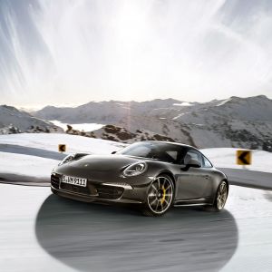 Porsche 911 w zaśnieżonym krajobrazie