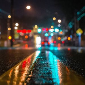 Odbicie nocnych świateł miasta