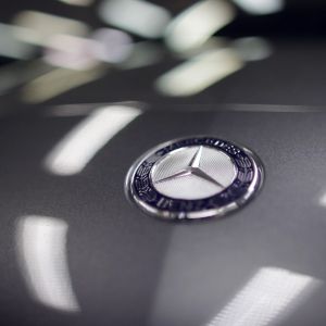 Logo Mercedes-Benz Zbliska