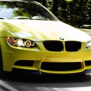 Żółte BMW M3 w Ruchu