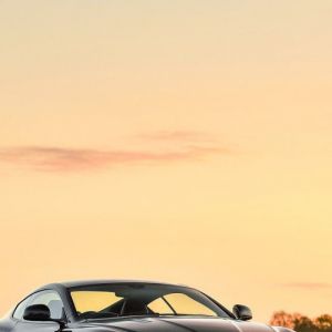 Samochód Aston Martin przy Zachodzie Słońca