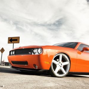 Pomarańczowy Dodge Challenger