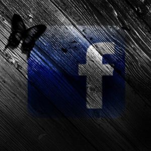 Logo Facebook na Drewnie