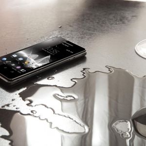 Elegancki Smartfon na Mokrej Powierzchni