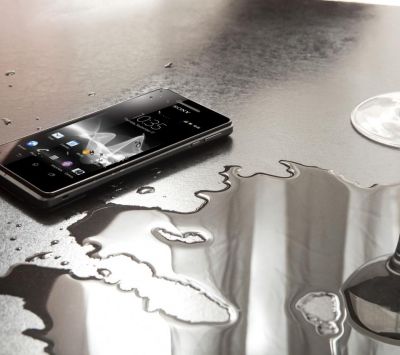 Elegancki Smartfon na Mokrej Powierzchni