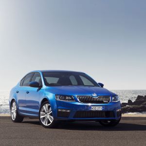 Niebieska Skoda przy Oceanie
