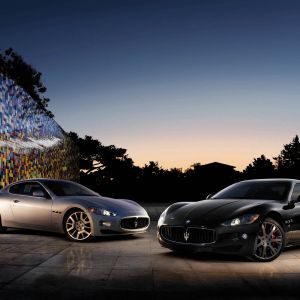 Samochody Maserati o zachodzie słońca