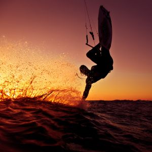 Kitesurfing o Zachodzie Słońca