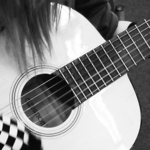 Gra na Gitarze w Czerni i Bieli