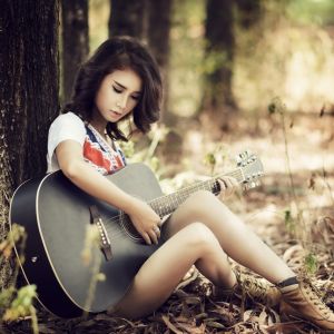 Dziewczyna Grająca na Gitarze w Naturze
