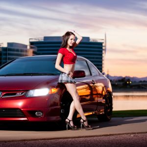 Auto Honda z Modelką