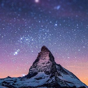 Góra Matterhorn pod nocnym niebem